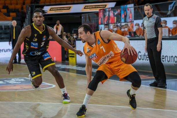 蛙泳中的竞 蛙泳中的竞